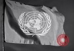 Standbild Flagge der Vereinten Nationen United States USA, 1951, aus Sekunde 51 historischem Filmmaterial Videoclip 65675032413