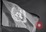 Standbild Flagge der Vereinten Nationen United States USA, 1951, aus Sekunde 58 historischem Filmmaterial Videoclip 65675032413