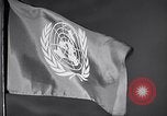 Standbild Flagge der Vereinten Nationen United States USA, 1951, aus Sekunde 61 historischem Filmmaterial Videoclip 65675032413