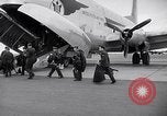 Immagine di Avieri imbarco C-124A Globemaster Roswell New Mexico USA, 1953, secondo 3 filmato di repertorio 65675032424