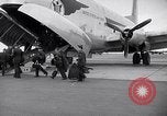 Immagine di Avieri imbarco C-124A Globemaster Roswell New Mexico USA, 1953, secondo 4 filmato di repertorio 65675032424