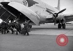 Immagine di Avieri imbarco C-124A Globemaster Roswell New Mexico USA, 1953, secondo 5 filmato di repertorio 65675032424