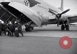 Immagine di Avieri imbarco C-124A Globemaster Roswell New Mexico USA, 1953, secondo 6 filmato di repertorio 65675032424