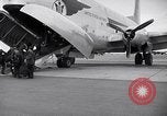Immagine di Avieri imbarco C-124A Globemaster Roswell New Mexico USA, 1953, secondo 7 filmato di repertorio 65675032424
