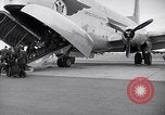 Immagine di Avieri imbarco C-124A Globemaster Roswell New Mexico USA, 1953, secondo 8 filmato di repertorio 65675032424