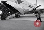 Immagine di Avieri imbarco C-124A Globemaster Roswell New Mexico USA, 1953, secondo 9 filmato di repertorio 65675032424