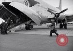 Immagine di Avieri imbarco C-124A Globemaster Roswell New Mexico USA, 1953, secondo 10 filmato di repertorio 65675032424