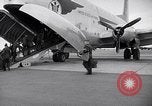 Immagine di Avieri imbarco C-124A Globemaster Roswell New Mexico USA, 1953, secondo 11 filmato di repertorio 65675032424