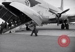 Immagine di Avieri imbarco C-124A Globemaster Roswell New Mexico USA, 1953, secondo 12 filmato di repertorio 65675032424