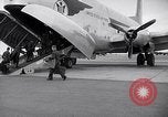 Immagine di Avieri imbarco C-124A Globemaster Roswell New Mexico USA, 1953, secondo 13 filmato di repertorio 65675032424