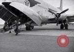 Immagine di Avieri imbarco C-124A Globemaster Roswell New Mexico USA, 1953, secondo 14 filmato di repertorio 65675032424