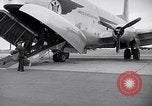Immagine di Avieri imbarco C-124A Globemaster Roswell New Mexico USA, 1953, secondo 15 filmato di repertorio 65675032424
