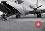 Immagine di Avieri imbarco C-124A Globemaster Roswell New Mexico USA, 1953, secondo 16 filmato di repertorio 65675032424