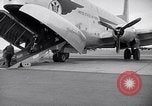Immagine di Avieri imbarco C-124A Globemaster Roswell New Mexico USA, 1953, secondo 17 filmato di repertorio 65675032424