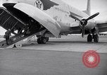 Immagine di Avieri imbarco C-124A Globemaster Roswell New Mexico USA, 1953, secondo 18 filmato di repertorio 65675032424