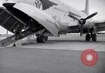 Immagine di Avieri imbarco C-124A Globemaster Roswell New Mexico USA, 1953, secondo 20 filmato di repertorio 65675032424