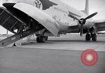 Immagine di Avieri imbarco C-124A Globemaster Roswell New Mexico USA, 1953, secondo 21 filmato di repertorio 65675032424