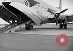 Immagine di Avieri imbarco C-124A Globemaster Roswell New Mexico USA, 1953, secondo 22 filmato di repertorio 65675032424