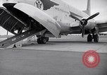 Immagine di Avieri imbarco C-124A Globemaster Roswell New Mexico USA, 1953, secondo 26 filmato di repertorio 65675032424