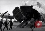 Immagine di Avieri imbarco C-124A Globemaster Roswell New Mexico USA, 1953, secondo 62 filmato di repertorio 65675032424