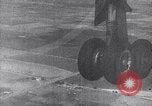 Immagine di Lo scarico di materiale da un B-36 Roswell New Mexico USA, 1953, secondo 3 filmato di repertorio 65675032428