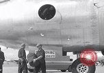 Immagine di Lo scarico di materiale da un B-36 Roswell New Mexico USA, 1953, secondo 12 filmato di repertorio 65675032428