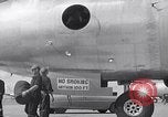 Immagine di Lo scarico di materiale da un B-36 Roswell New Mexico USA, 1953, secondo 13 filmato di repertorio 65675032428
