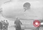 Immagine di Lo scarico di materiale da un B-36 Roswell New Mexico USA, 1953, secondo 14 filmato di repertorio 65675032428