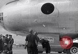 Immagine di Lo scarico di materiale da un B-36 Roswell New Mexico USA, 1953, secondo 15 filmato di repertorio 65675032428