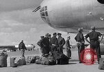 Immagine di Lo scarico di materiale da un B-36 Roswell New Mexico USA, 1953, secondo 17 filmato di repertorio 65675032428
