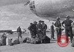 Immagine di Lo scarico di materiale da un B-36 Roswell New Mexico USA, 1953, secondo 18 filmato di repertorio 65675032428