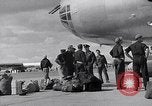 Immagine di Lo scarico di materiale da un B-36 Roswell New Mexico USA, 1953, secondo 19 filmato di repertorio 65675032428