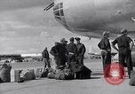 Immagine di Lo scarico di materiale da un B-36 Roswell New Mexico USA, 1953, secondo 20 filmato di repertorio 65675032428