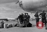 Immagine di Lo scarico di materiale da un B-36 Roswell New Mexico USA, 1953, secondo 21 filmato di repertorio 65675032428