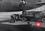 Immagine di Lo scarico di materiale da un B-36 Roswell New Mexico USA, 1953, secondo 28 filmato di repertorio 65675032428