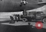 Immagine di Lo scarico di materiale da un B-36 Roswell New Mexico USA, 1953, secondo 29 filmato di repertorio 65675032428