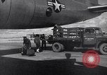 Immagine di Lo scarico di materiale da un B-36 Roswell New Mexico USA, 1953, secondo 30 filmato di repertorio 65675032428