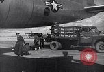 Immagine di Lo scarico di materiale da un B-36 Roswell New Mexico USA, 1953, secondo 31 filmato di repertorio 65675032428