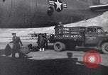 Immagine di Lo scarico di materiale da un B-36 Roswell New Mexico USA, 1953, secondo 32 filmato di repertorio 65675032428