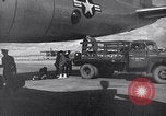 Immagine di Lo scarico di materiale da un B-36 Roswell New Mexico USA, 1953, secondo 33 filmato di repertorio 65675032428