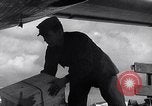 Immagine di Lo scarico di materiale da un B-36 Roswell New Mexico USA, 1953, secondo 42 filmato di repertorio 65675032428