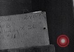Immagine di Lo scarico di materiale da un B-36 Roswell New Mexico USA, 1953, secondo 48 filmato di repertorio 65675032428