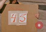 Standbild Fallschirmspringer United States USA, 1953, aus Sekunde 12 historischem Filmmaterial Videoclip 65675032461