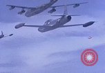 Standbild Fallschirmspringer United States USA, 1953, aus Sekunde 24 historischem Filmmaterial Videoclip 65675032461