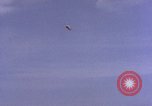 Standbild Fallschirmspringer United States USA, 1953, aus Sekunde 28 historischem Filmmaterial Videoclip 65675032461
