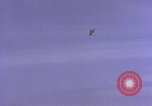 Standbild Fallschirmspringer United States USA, 1953, aus Sekunde 30 historischem Filmmaterial Videoclip 65675032461