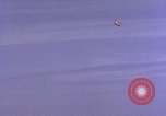 Standbild Fallschirmspringer United States USA, 1953, aus Sekunde 31 historischem Filmmaterial Videoclip 65675032461