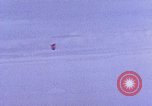 Standbild Fallschirmspringer United States USA, 1953, aus Sekunde 33 historischem Filmmaterial Videoclip 65675032461