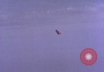 Standbild Fallschirmspringer United States USA, 1953, aus Sekunde 34 historischem Filmmaterial Videoclip 65675032461