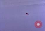 Standbild Fallschirmspringer United States USA, 1953, aus Sekunde 35 historischem Filmmaterial Videoclip 65675032461